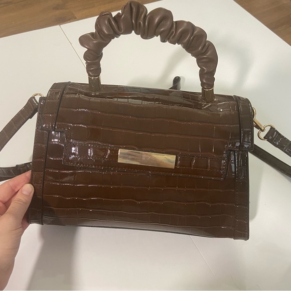 Brown faux crocodile crossbody handbag - Picture 7 of 8